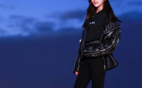 吴宣仪沙漠里和机车皮衣更配哦