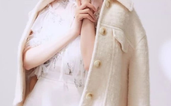 陈小纭灵动少女，一身纯净白舞动雪季