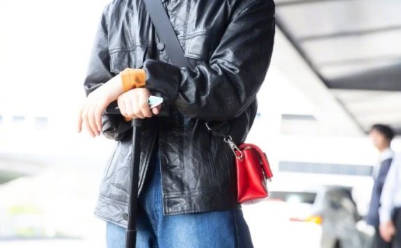 张子枫毛绒衣搭配黄色围巾明媚又甜美,终于穿对了