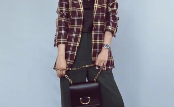 赵薇穿长衬衫+牛仔外套,显矮像穿围裙