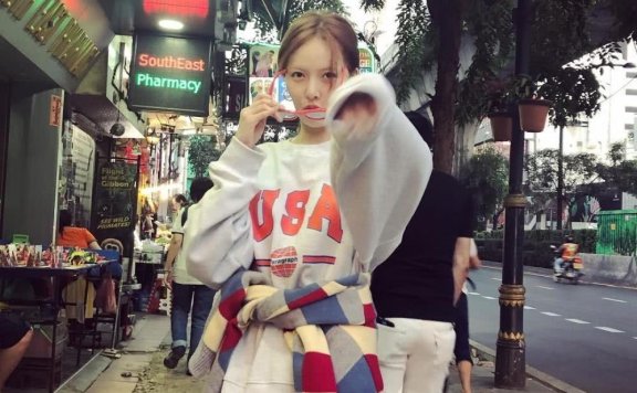 泫雅泰国旅行私照曝光，丸子头搭配碎花裙俏皮还甜美