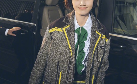 袁泉蓝色牛仔棉服搭配休闲裤走机场