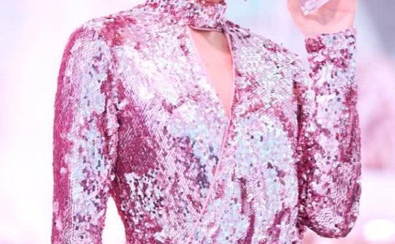 徐璐在耳朵上挂“树叶”吧,出乎意料美翻!