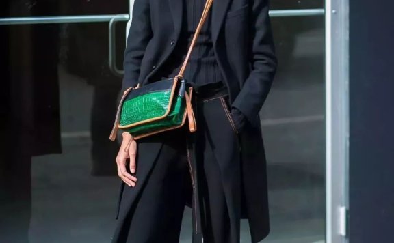 大衣+运动鞋更时髦！