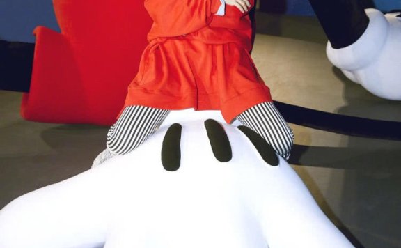 吴映洁穿红色宽松上衣配条纹裤，这打扮太可爱了