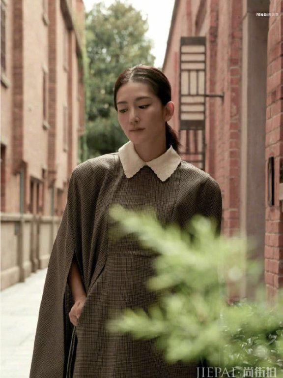 谢娜拍杂志“零眼妆”上阵 不过却P太过像蜡像