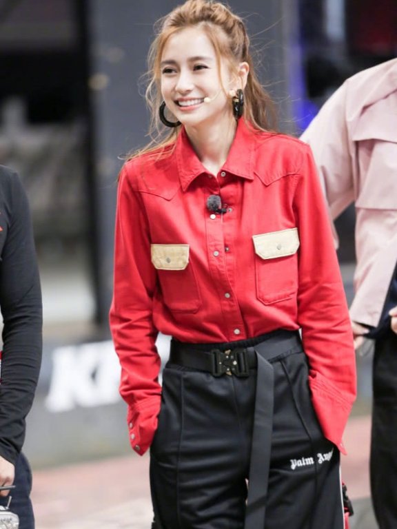 杨颖“千张裙”,看起来浪漫时尚!