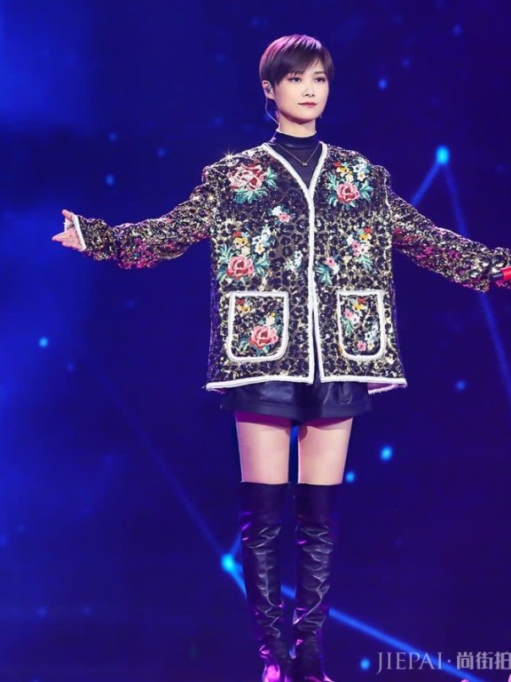 李宇春碎花外套居然穿出了高定风,气场真强!