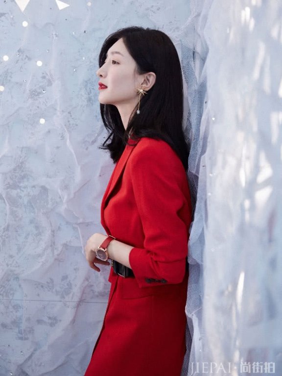 江疏影一身红衣“弹簧腿”白到发光