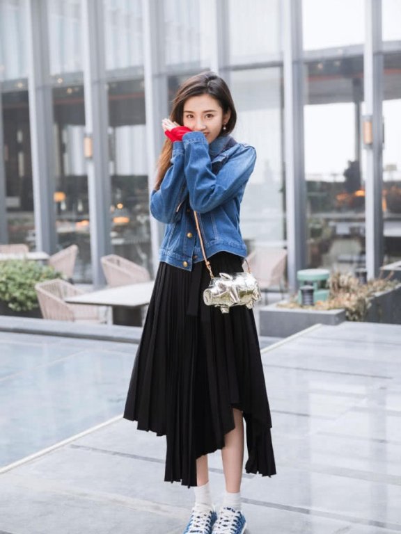 宋祖儿斜挎“金猪”受疯狂追捧,成了新带货女王?