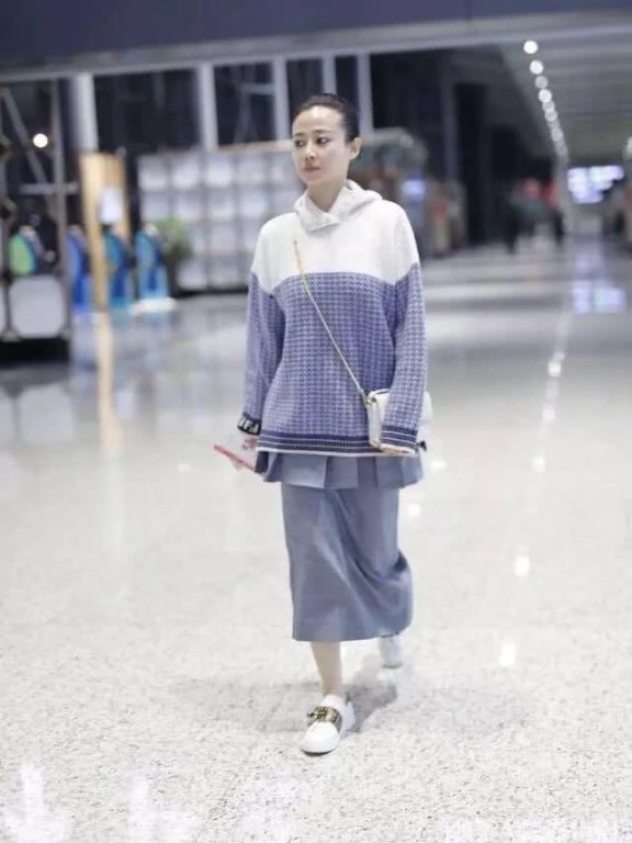 谭卓一身清新休闲装走机场,却被浓妆抢镜