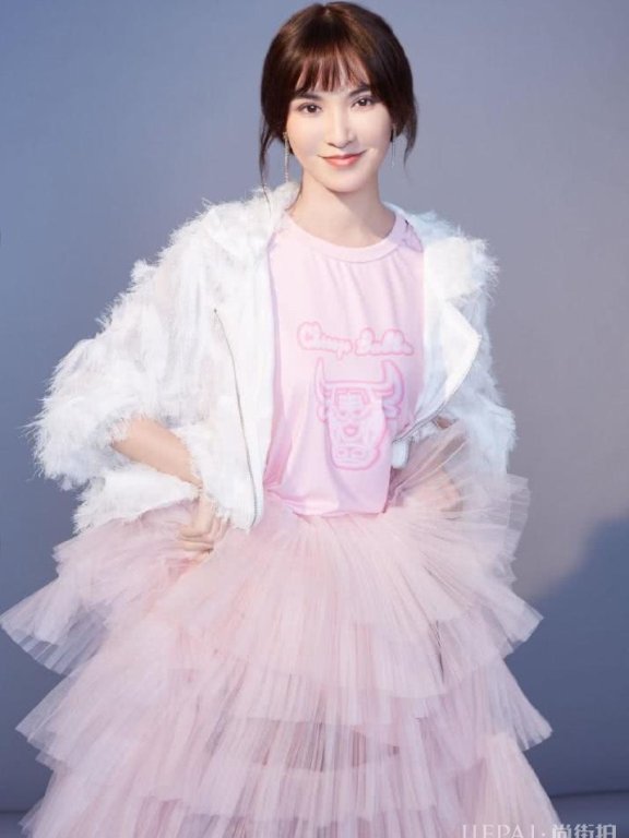 莫小奇穿粉色蛋糕裙甜美又帅气，换平头穿牛仔衣又酷劲十足