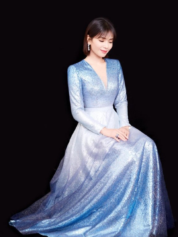 刘涛剪短发太美了,穿星空裙风采不减当年