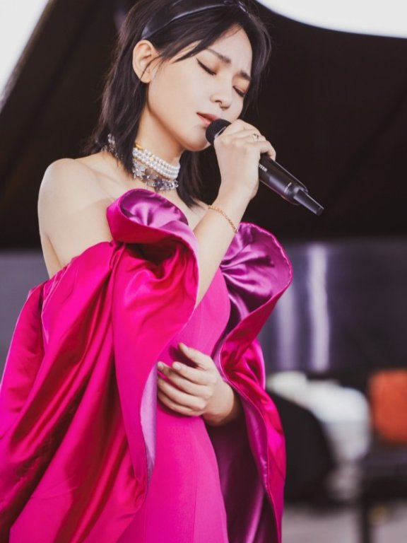 周笔畅终玫红色礼服，上面的大花瓣甚是抢眼！