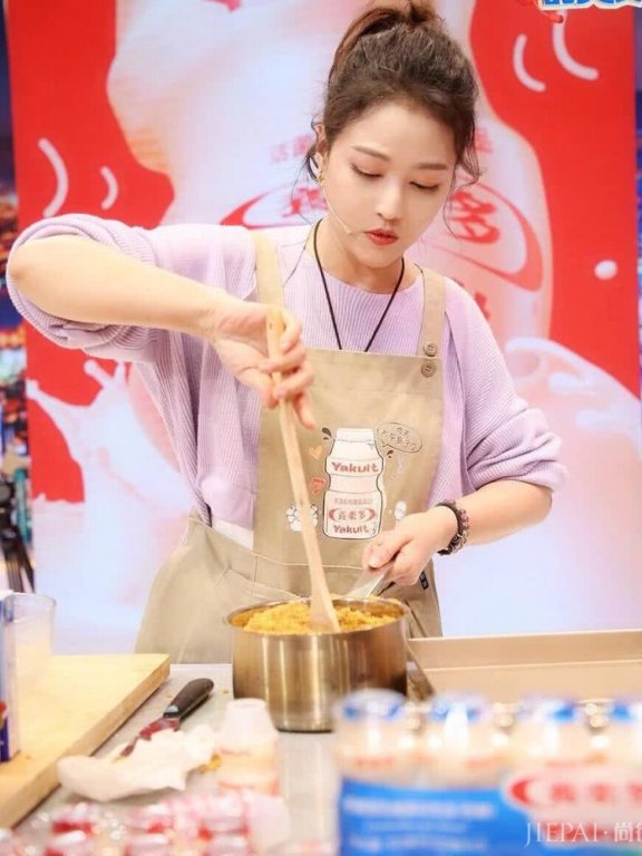 周海媚卷发扎成高马尾,穿糖果色毛衣减龄显气质