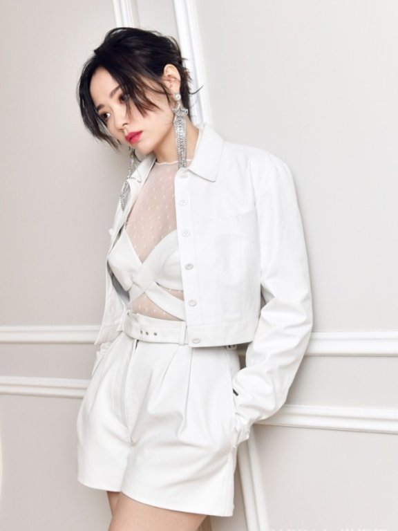 张靓颖穿了一件薄薄的纱，却还是勒出了赘肉！