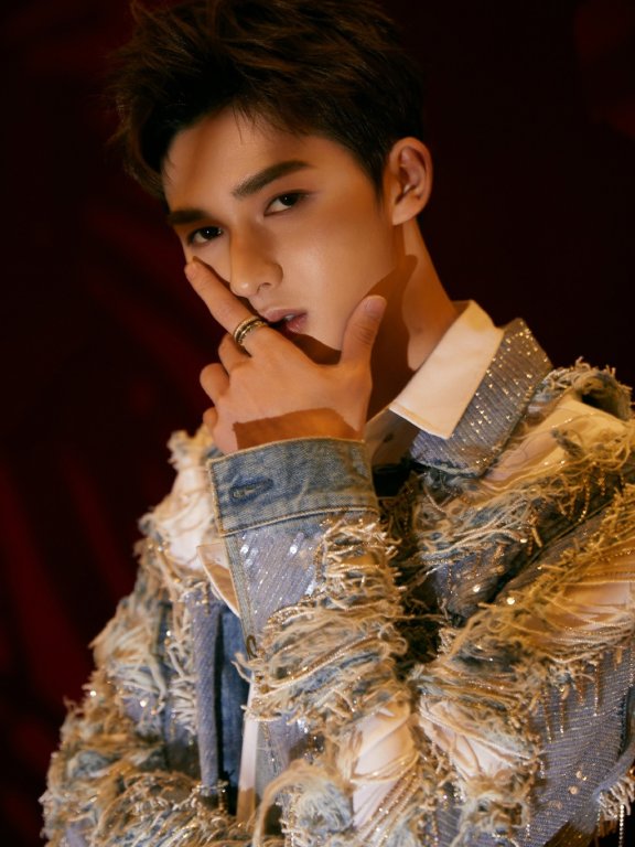 朱正廷2019秋冬男装Balmain大秀!