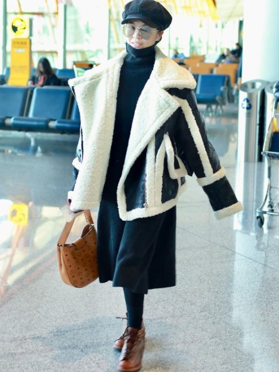 郁可唯毛衣裙大棉袄现身机场!