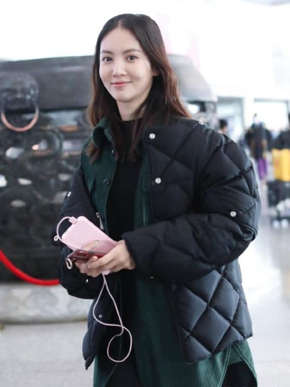 金晨绿色灯芯绒衬衣不扣，棉衣脱一半。这是想怎样时尚?