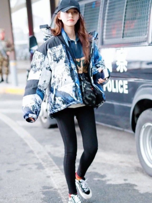 林允红色袜子穿上时尚感翻倍！