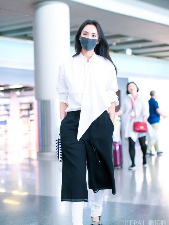 王紫璇街拍,剪了刘海气质立即变得更高级,看完我也想剪