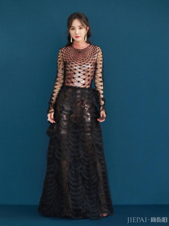 杨幂穿鱼鳞裙美成了美人鱼，优雅极了
