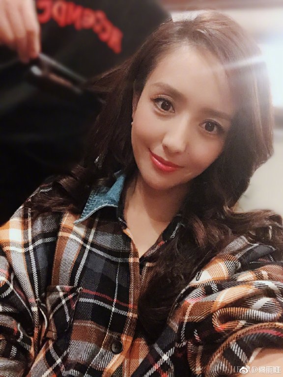 佟丽娅胖了也好看 还不是因为女神的彭润水光妆化得赞