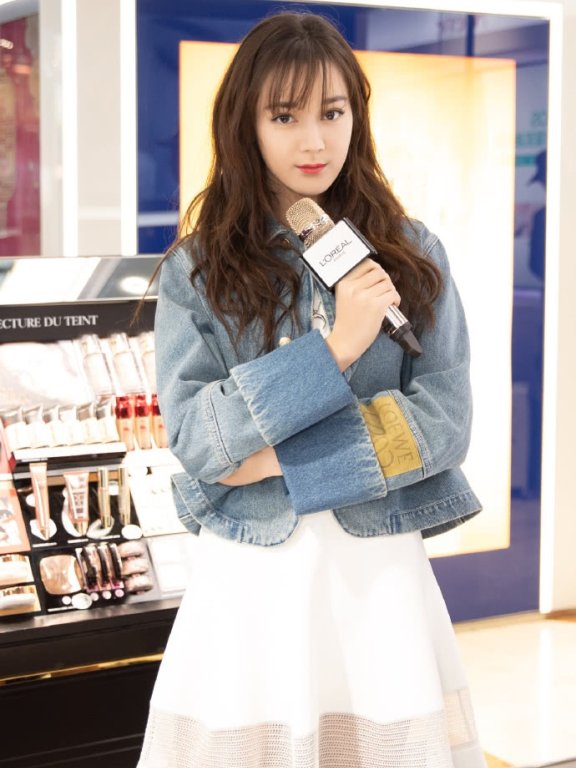 迪丽热巴又换新造型,上演长腿杀比例惊人