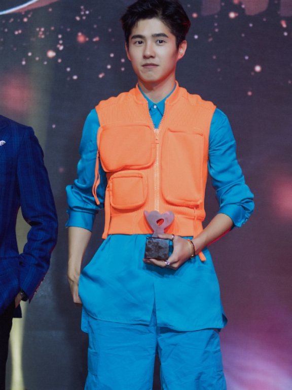 刘昊然穿成了救生员，贝拉像个绿灯