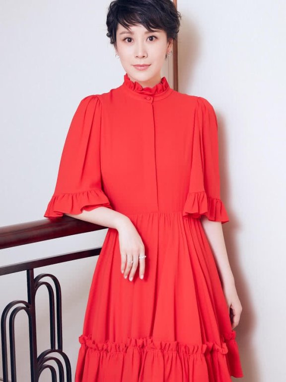 海清剪短发太减龄,穿红色连衣裙明媚如少女
