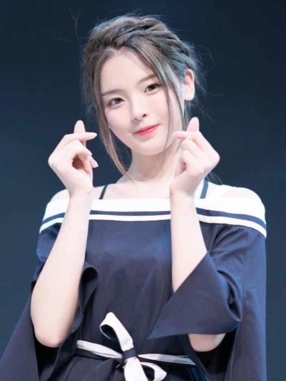 杨超越穿8分牛仔乞丐裤