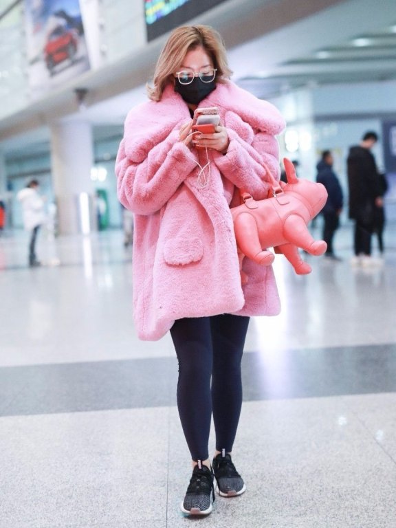 王菊节目里的衣服,直奔穿去机场!