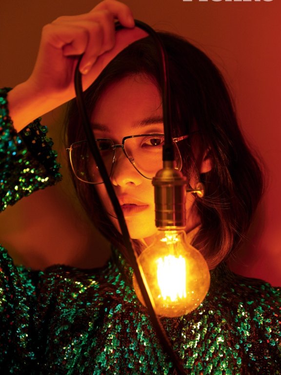 倪妮登《Madame Figaro》时尚封面封面 将自己放置箱中,化身为艺术品