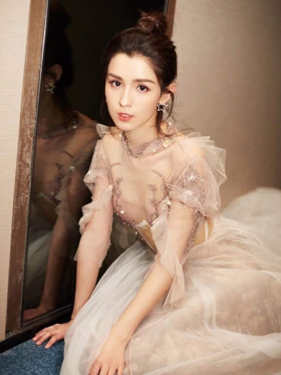 哈妮克孜丸子头搭配薄纱裙美成小仙女,惊艳了!