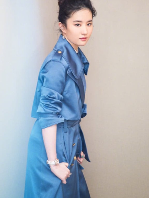 刘亦菲“紧贴法”显得脸小了一圈！