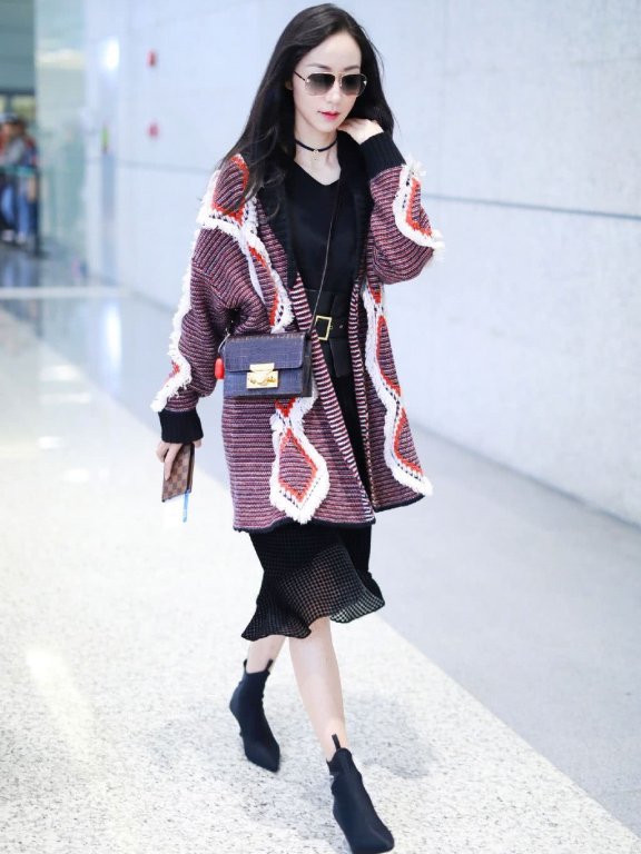 韩雪穿拼色格纹开衫内搭黑色收腰长裙秀好身材