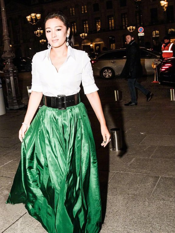 巩俐白衬衣也能气场全开，一般人驾驭不住