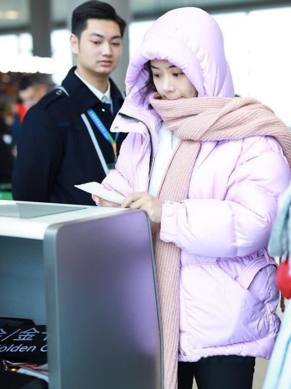 看今年明星们的机场秀，羽绒服成为时尚宠儿