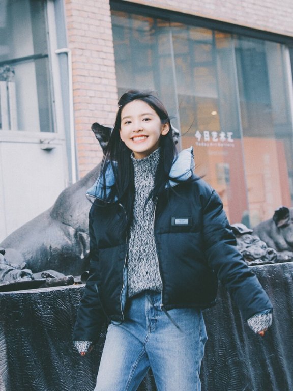 章若楠穿着运动装清纯甜美,感觉又恋爱了
