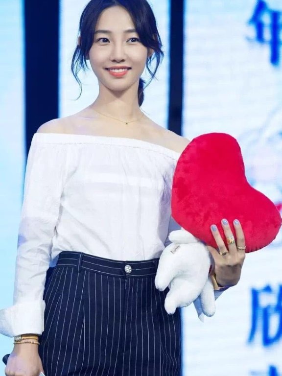 白百何穿出“牙签腰”，真美呀！