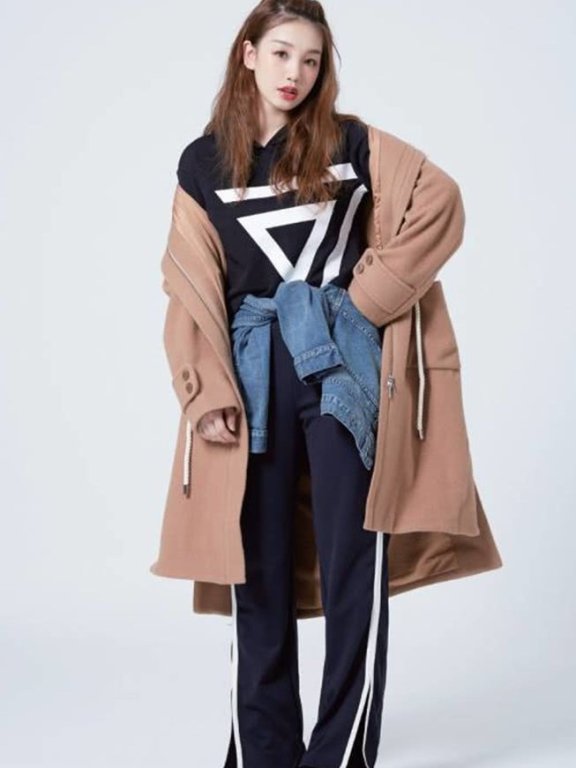 徐梦洁这条墨汁裤吧,又能耍酷显时髦!