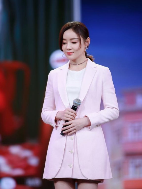 袁姗姗短款显腿长,周笔畅张靓颖女人味忒足,春晚得这么穿