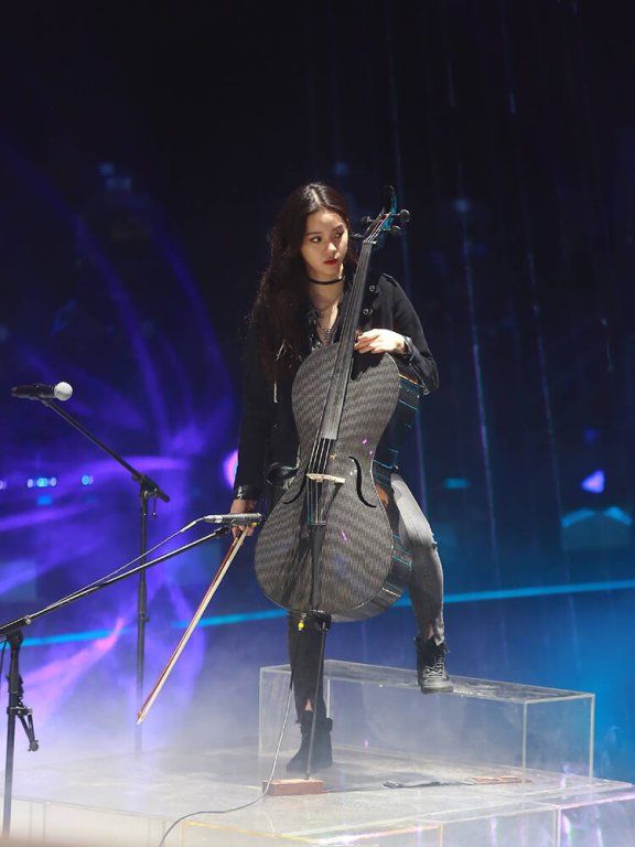 欧阳娜娜霸气红唇与比较浓重的眼妆看起来特别帅酷有范