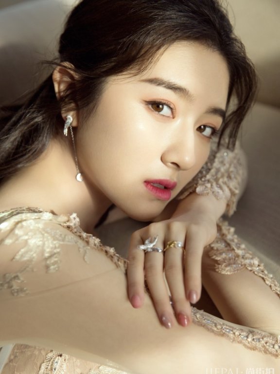 李兰迪精致妆容尽显甜美女神范儿,早该这样化妆了