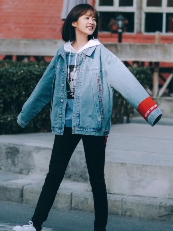 李婷婷把牛仔衣和黑裤穿出清新感!