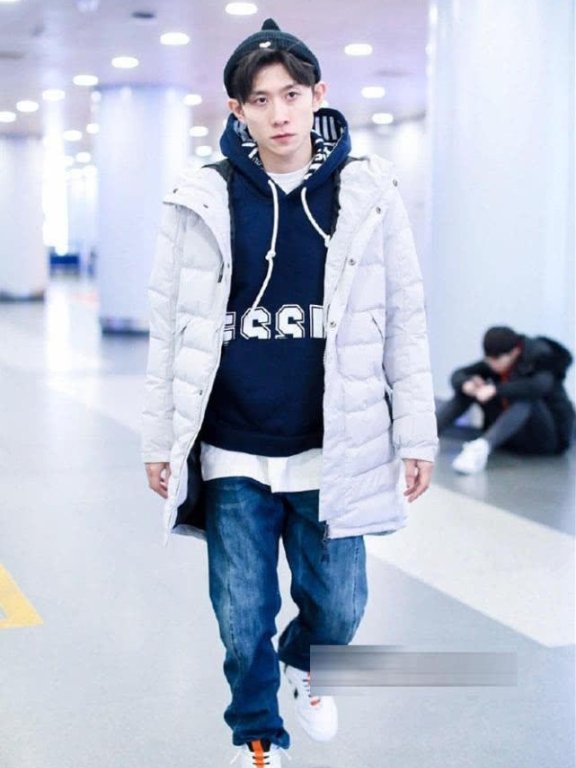 陈楚生穿羽绒服现身，袖口一抹红色增添新年气氛！