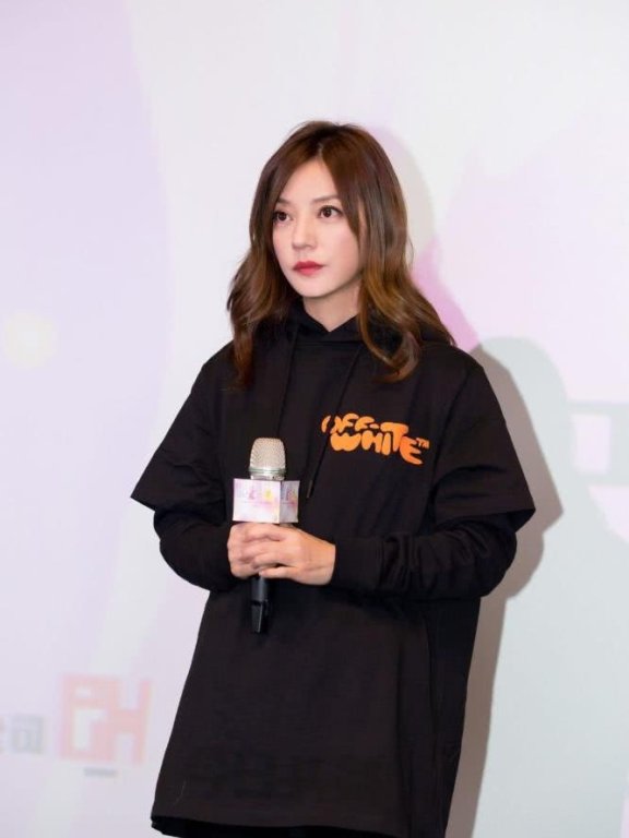 赵薇仅仅只是换上印花裙打底，美了不止一点点