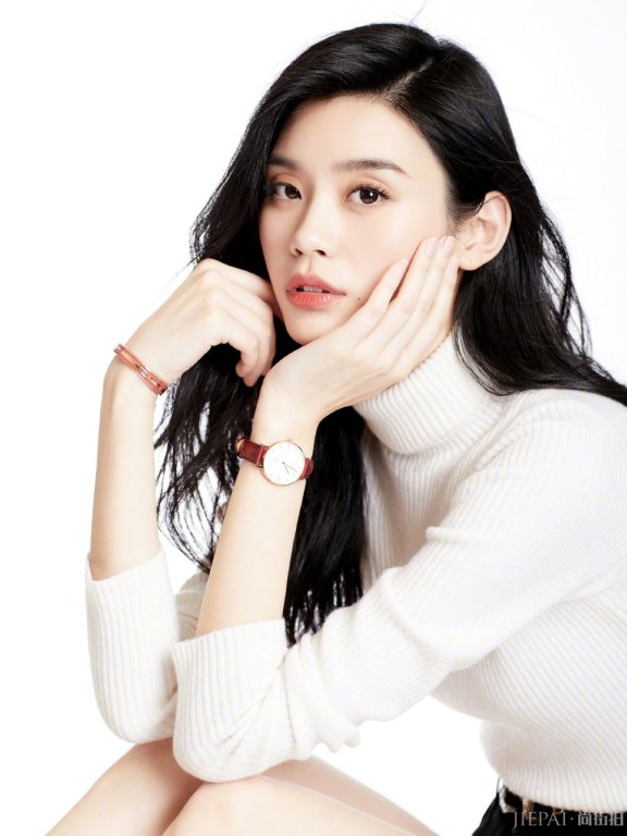 奚梦瑶披肩发搭配白色连衣裙仙气感十足,美腻了