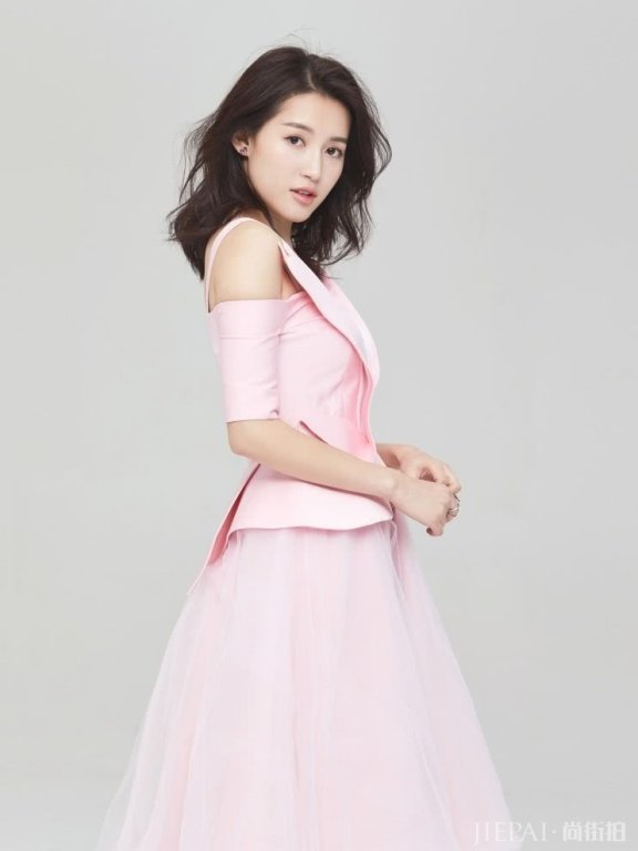 苏青粉色外套甜美又可爱，感觉嫩回了18岁