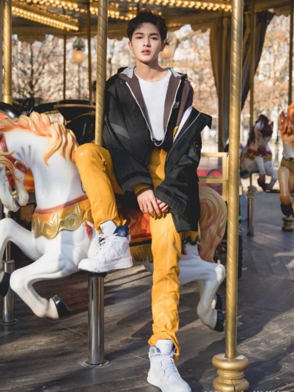 “乐华七子”的朱正廷确认过眼神，穿得太帅了！